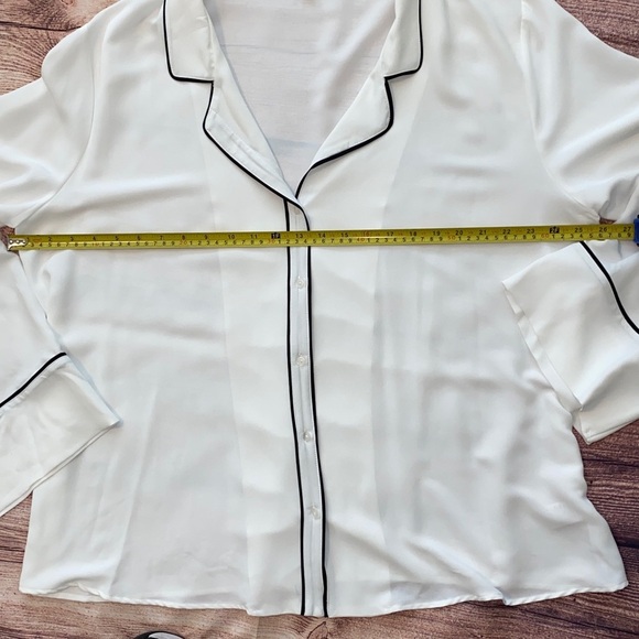 Gibson Latimer Pajama Style White Blouse with Black Piping - Picture 4 of 12